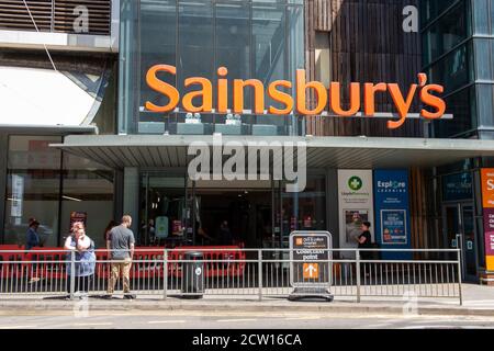 High Wycombe, Buckinghamshire, Großbritannien. Mai 2020. Einkäufer stehen vor dem Sainsbury's Supermarkt in High Wycombe, da die Anzahl, die in die Geschäfte geht, aus sozialen Gründen aufgrund der Coronavirus Covid-19 Sperre begrenzt ist. Quelle: Maureen McLean/Alamy Stockfoto