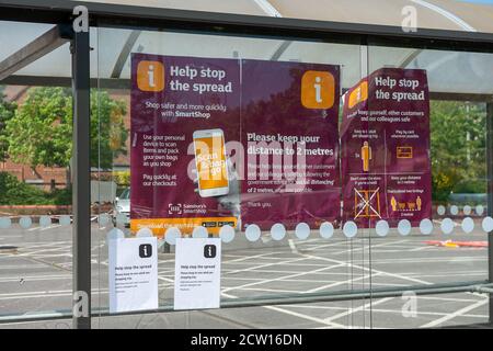 Taplow, Maidenhead Berkshire, Großbritannien. Mai 2020. Heute Morgen gab es lange Schlangen vor dem Sainsbury's Supermarkt in Taplow, Berkshire. Das Geschäft hat zahlreiche soziale Distanzierungsmaßnahmen ergriffen, um die Ausbreitung des Coronavirus zu stoppen. Quelle: Maureen McLean/Alamy Stockfoto