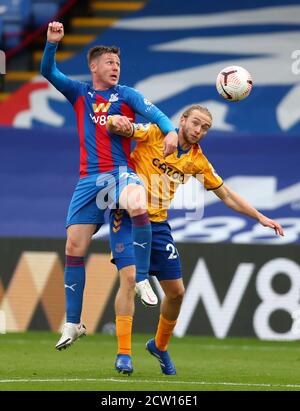 James McCarthy (links) von Crystal Palace und Tom Davies von Everton kämpfen während des Premier League-Spiels im Selhurst Park, London, um den Ball. Stockfoto