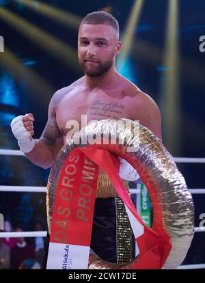 Köln, Deutschland. September 2020. Reality-Star Filip Pavlovic freut sich über seinen Sieg bei der Sat.1 TV-Show 'das große Sat.1 Promiboxen'. Quelle: Henning Kaiser/dpa/Alamy Live News Stockfoto