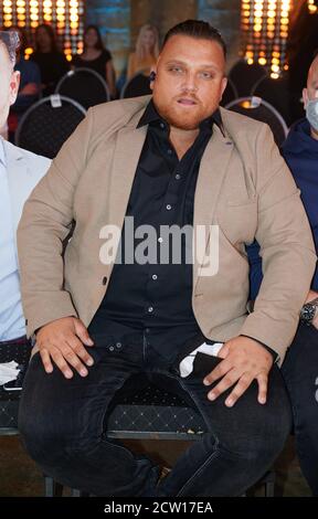 Köln, Deutschland. September 2020. Die Sängerin Menowin Fröhlich sitzt in der Halle der Sat.1 TV-Show 'das große Sat.1 Promiboxen'. Quelle: Henning Kaiser/dpa/Alamy Live News Stockfoto