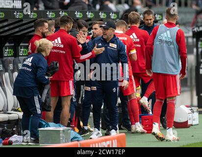 26. September 2020, Nordrhein-Westfalen, Mönchengladbach: Fußball: Bundesliga, Bor. Mönchengladbach - 1. FC Union Berlin, 2. Spieltag im Borussia Park. Trainer Urs Fischer (M) dankt seinen Spielern. Foto: Bernd Thissen/dpa - WICHTIGER HINWEIS: Gemäß den Vorschriften der DFL Deutsche Fußball Liga und des DFB Deutscher Fußball-Bund ist es verboten, im Stadion und/oder aus dem Spiel aufgenommenen Fotografien in Form von Sequenzbildern und/oder videoähnlichen Fotoserien zu nutzen oder auszunutzen. Stockfoto