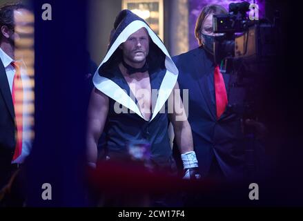 Köln, Deutschland. September 2020. Reality-Star Paul Janke (M) kommt für die Sat.1-Fernsehsendung 'das große Sat.1 Promiboxen' zum Halleschen Ring. Quelle: Henning Kaiser/dpa/Alamy Live News Stockfoto