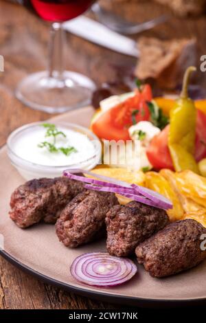 Cevapcici auf einem Teller mit pommes frites Stockfoto