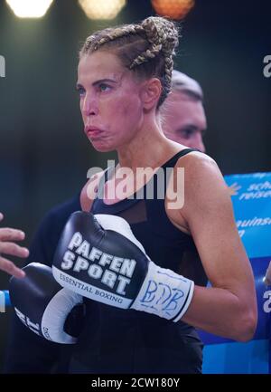 Köln, Deutschland. September 2020. Reality-Star Giulia Siegel ist im Ring bei der Sat.1-Fernsehsendung 'das große Sat.1 Promiboxen'. Quelle: Henning Kaiser/dpa/Alamy Live News Stockfoto