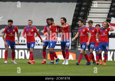 Bradley Johnson von Blackburn Rovers feiert das zweite Tor gegen Derby County mit seinen Teamkollegen während des Sky Bet Championship-Spiels im Pride Park, Derby. Stockfoto