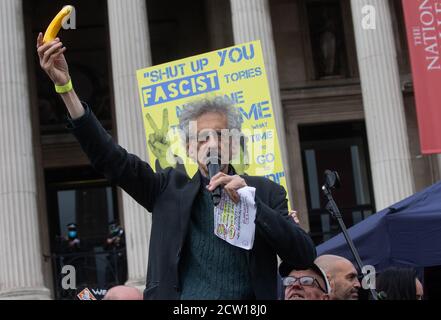 London, Großbritannien. September 2020. Piers Corbyn, Jeremy Corbyns Bruder, hält eine Plastikbanane bei der Kundgebung hoch Tausende von Covid 19 Verschwörungstheoretikern halten eine große Kundgebung und Demonstration auf dem Trafalgar Square ab. Sie sind mit den staatlichen Beschränkungen und dem Tragen von Gesichtsmasken unzufrieden. Die Met-Polizei versuchte, die Demonstration zu schließen, nachdem die Demonstranten der sozialen Distanzierung nicht nachgekommen waren. Kredit: Mark Thomas/Alamy Live Nachrichten Stockfoto