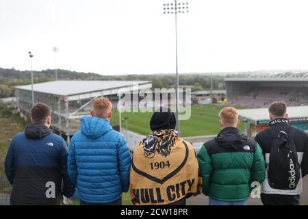 Ein allgemeiner Blick auf Hull City Fans, die das Spiel von einer Hügelspitze aus beobachten und hinunter in das Sixfields Stadium, Northampton, schauen. Stockfoto