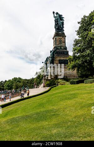 Die Statue Germania, oder das Niederwalddenkmal ist ein Denkmal im Landschaftspark Niederwald, es blickt auf das Rheintal, Deutschland. Stockfoto