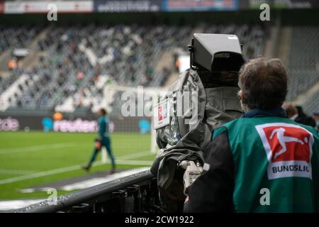 26. September 2020, Nordrhein-Westfalen, Mönchengladbach: Fußball: Bundesliga, Bor. Mönchengladbach - 1. FC Union Berlin, 2. Spieltag im Borussia Park. Eine TV-Kamera ist auf den Pitch gerichtet. Foto: Bernd Thissen/dpa - WICHTIGER HINWEIS: Gemäß den Vorschriften der DFL Deutsche Fußball Liga und des DFB Deutscher Fußball-Bund ist es verboten, im Stadion und/oder aus dem Spiel aufgenommenen Fotografien in Form von Sequenzbildern und/oder videoähnlichen Fotoserien zu nutzen oder auszunutzen. Stockfoto