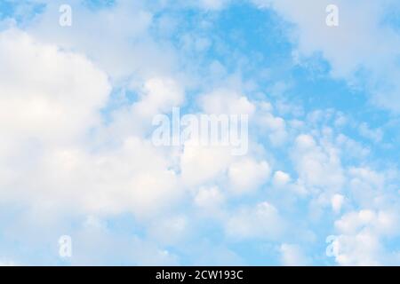 Frühlingswolken schweben im blauen Himmel über Manhattan New York City. Stockfoto