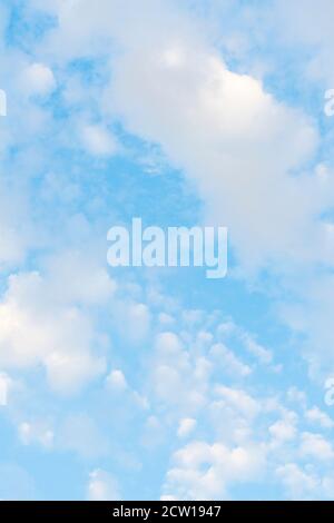 Frühlingswolken schweben im blauen Himmel über Manhattan New York City. Stockfoto