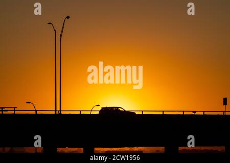 Erhöhter Highway mit Sonne und Sonnenuntergang, Boston, USA Stockfoto