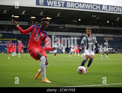 Chelsea's Tammy Abraham (links) und West Bromwich Albions Callum Robinson in Aktion während des Premier League Spiels in den Hawthorns, West Bromwich. Stockfoto