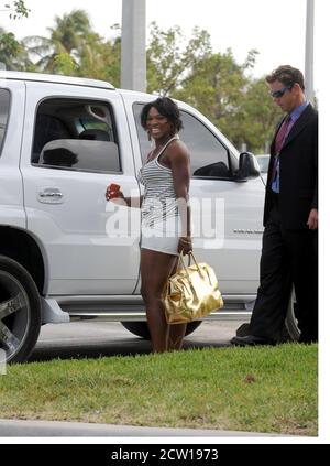 KEY BISCAYNE, FL - 05. APRIL 2008: (EXKLUSIVE ABDECKUNG) Serena Williams verlässt den Key Biscayne Golfplatz, Florida. Personen: Serena Williams Stockfoto