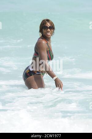 Miami Beach Fl 25 Marz Tennisspielerin Serena Williams Ihr Meister Abbildung Auf Zeigen Als Sie Miami Beach In Florida Schlug Gestern Der 28 Jahrige In Der Brandung In Einer Bunten Badeanzug Flaunted