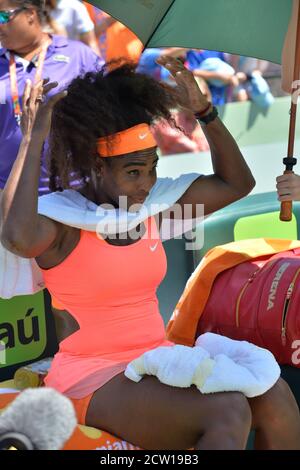 KEY BISCAYNE, FL - 04. APRIL: Serena Williams gibt einen Schuss auf Carla Suarez Navarro aus Spanien während des Finales am Tag 13 der Miami Open präsentiert von Itau im Crandon Park Tennis Center am 4. April 2015 in Key Biscayne, Florida. Personen: Serena Williams Stockfoto