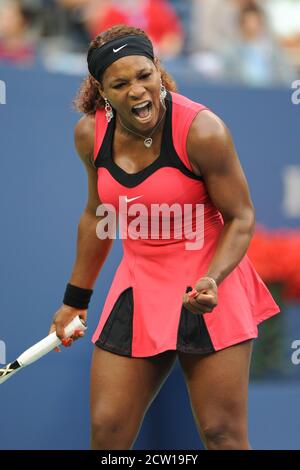 Queens, Vereinigte Staaten Von Amerika. September 2011. FLUSHING NY- SEPTEMBER 11: Die australische Tennisspielerin Samantha Stosur feiert nach ihrem Sieg gegen die US Serena Williams während ihres Women's US Open 2011 Finals im USTA Billie Jean King National Tennis Center in New York 11. September 2011. Personen: Serena Williams Kredit: Storms Media Group/Alamy Live News Stockfoto