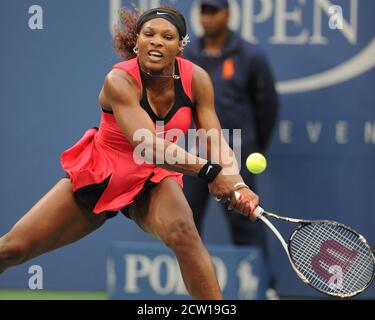 Queens, Vereinigte Staaten Von Amerika. September 2011. FLUSHING NY- SEPTEMBER 11: Die australische Tennisspielerin Samantha Stosur feiert nach ihrem Sieg gegen die US Serena Williams während ihres Women's US Open 2011 Finals im USTA Billie Jean King National Tennis Center in New York 11. September 2011. Personen: Serena Williams Kredit: Storms Media Group/Alamy Live News Stockfoto