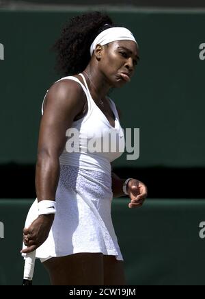 London, Großbritannien. Juli 2015. LONDON, ENGLAND - JULI 11: Serena Williams feiert mit der Venus Rosewater Dish nach ihrem Sieg im Finale der Damen-Singles gegen Garbine Muguruza aus Spanien am Tag zwölf der Wimbledon Tennis Championships in Wimbledon am 11. Juli 2015 in London, England. Personen: Serena Williams Kredit: Storms Media Group/Alamy Live News Stockfoto