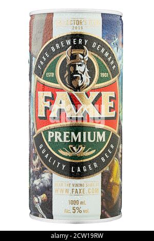 Ukraine, Kiew - Juni 23. 2020: Aluminium Dose Bier Faxe Premium, auf weißem Hintergrund. Isolierte Verpackung für Katalog. Wassertropfen. Datei enthält Clip Stockfoto