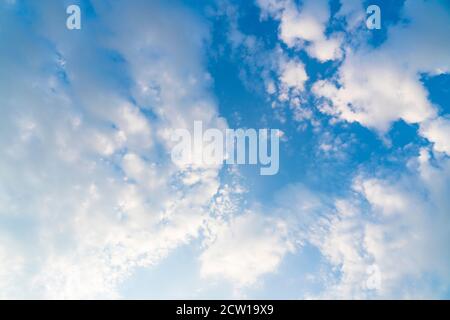 Frühlingswolken schweben im blauen Himmel über Manhattan New York City. Stockfoto