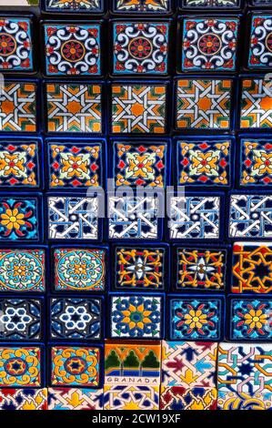 Spanische Fliesenmagnete in Granada zeigen den Einfluss maurischen Designs. Stockfoto