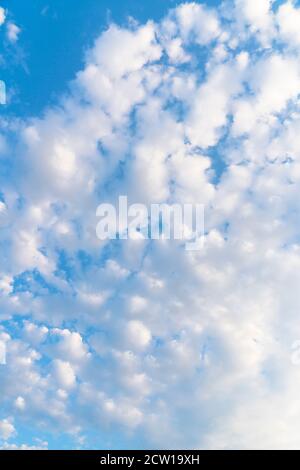 Frühlingswolken schweben im blauen Himmel über Manhattan New York City. Stockfoto