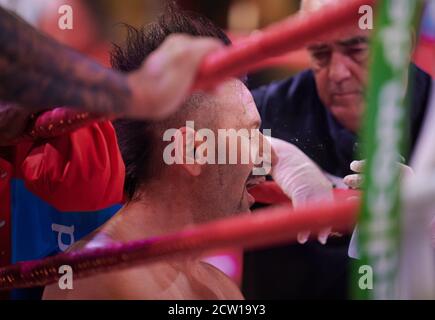 Köln, Deutschland. September 2020. Sänger Ennesto Monté (M) sitzt im Boxring bei der Sat.1 TV-Show 'das große Sat.1 Promiboxen'. Quelle: Henning Kaiser/dpa/Alamy Live News Stockfoto