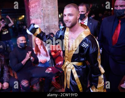 Köln, Deutschland. September 2020. Reality-Star Filip Pavlovic betritt den Ring bei der Sat.1 TV-Show 'das große Sat.1 Promiboxen'. Quelle: Henning Kaiser/dpa/Alamy Live News Stockfoto