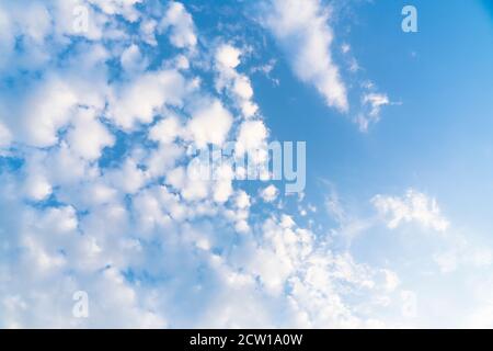 Frühlingswolken schweben im blauen Himmel über Manhattan New York City. Stockfoto