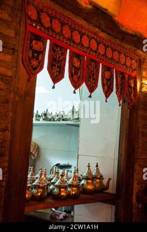 Silberne Teekannen in einem marokkanischen Teehaus in Granada, Spanien. Stockfoto