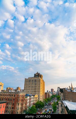 Frühlingswolken schweben über den East Village Gebäuden in New York City. Stockfoto