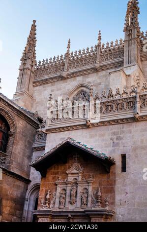 Die gotischen Türme der Capilla Real oder die Königliche Kapelle von Granada, Spanien. Stockfoto