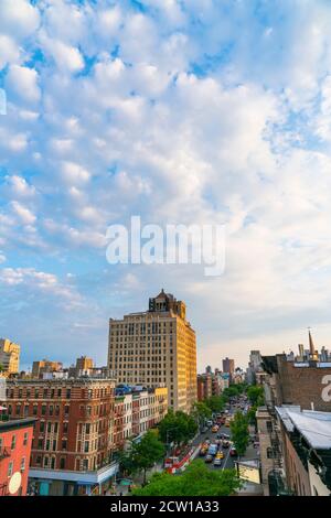 Frühlingswolken schweben über den East Village Gebäuden in New York City. Stockfoto