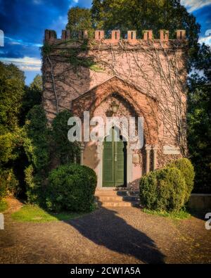 Neugotisches Gebäude, bekannt als das kleine Schloss im Sigurtà Gartenpark in Valeggio sul Mincio in der Nähe von Verona (Italien). Stockfoto