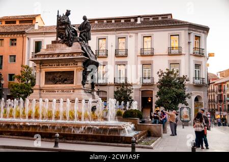 Königin Isabella und Christoph Kolumbus Bronzebrunnen in Granada, Spanien. Stockfoto