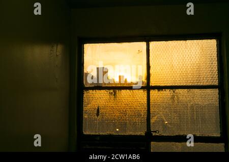 Die Sonne geht unter den East Village Gebäuden in New York City. Stockfoto