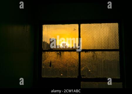 Die Sonne geht unter den East Village Gebäuden in New York City. Stockfoto