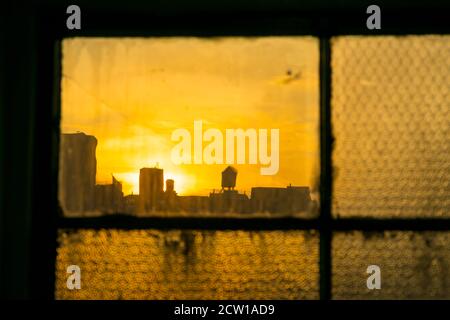 Die Sonne geht unter den East Village Gebäuden in New York City. Stockfoto