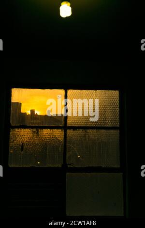 Die Sonne geht unter den East Village Gebäuden in New York City. Stockfoto