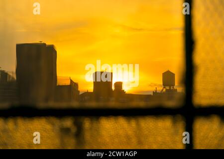 Die Sonne geht unter den East Village Gebäuden in New York City. Stockfoto