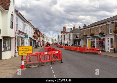 Allgemeine Sicht auf die High Street während der Pandemie von 2020 mit sozialen Distanzierungsmaßnahmen in Hadleigh, Suffolk, East Anglia, Großbritannien. Stockfoto