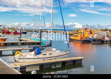 Gesamtansicht des Girvan-Hafens, Ayrshire Schottland mit kleinen Fischerbooten und privaten Booten und Rettungsbooten, Großbritannien auf dem Firth of Clyde Stockfoto