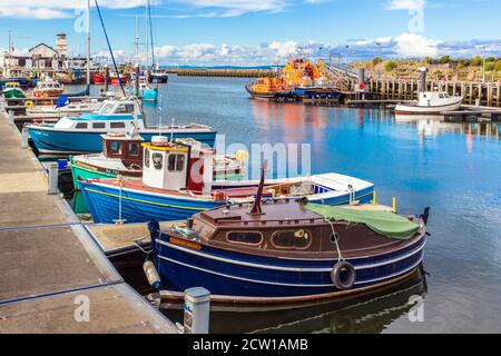 Gesamtansicht des Girvan-Hafens, Ayrshire Schottland mit kleinen Fischerbooten und privaten Booten und Rettungsbooten, Großbritannien auf dem Firth of Clyde Stockfoto