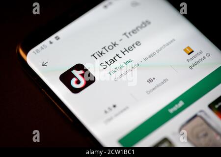 Bukarest, Rumänien - 26. September 2020: Nahaufnahme mit der Installation der Tik Tok App auf einem mobilen Gerät. Stockfoto