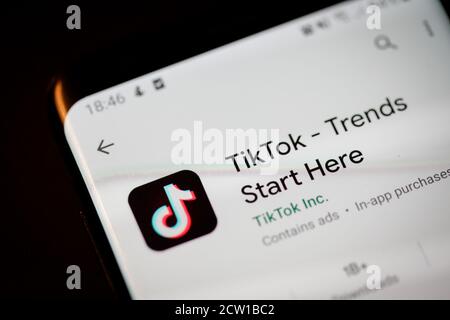 Bukarest, Rumänien - 26. September 2020: Nahaufnahme mit der Installation der Tik Tok App auf einem mobilen Gerät. Stockfoto