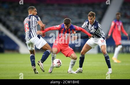 Chelsea's Mason Mount (Mitte) in Aktion mit West Bromwich Albion's Jake Livermore (links) und Conor Townsend während des Premier League Spiels im Hawthorns, West Bromwich. Stockfoto