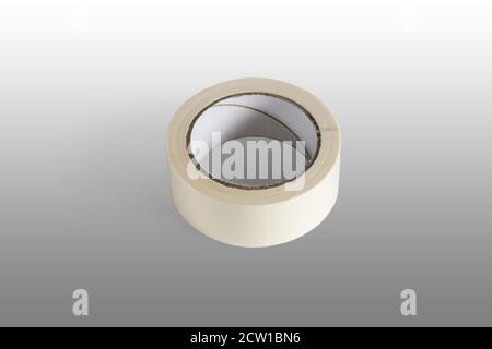 Papierklebeband. Nahaufnahme. Isoliert auf hellgrauem Hintergrund. Stockfoto