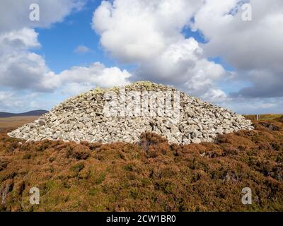 Barpa Langass, (Langass Burial Mound) Neolithischer Kammkäfig, North Uist, Äußere Hebriden, westliche Inseln, Schottland, Großbritannien Stockfoto